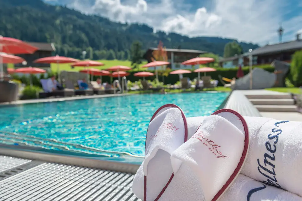 Badslippers en handdoeken van Hotel Wastlhof bij het zwembad