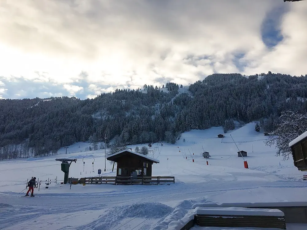 Sleeplift, skihut en pistes aan de voet van het Lanerköpfl in Niederau na verse sneeuw