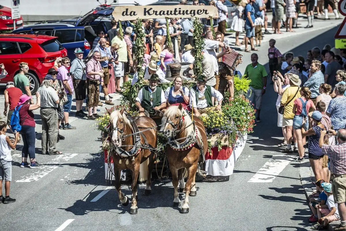 Paardenkoets in de optocht van het Talfest in Niederau