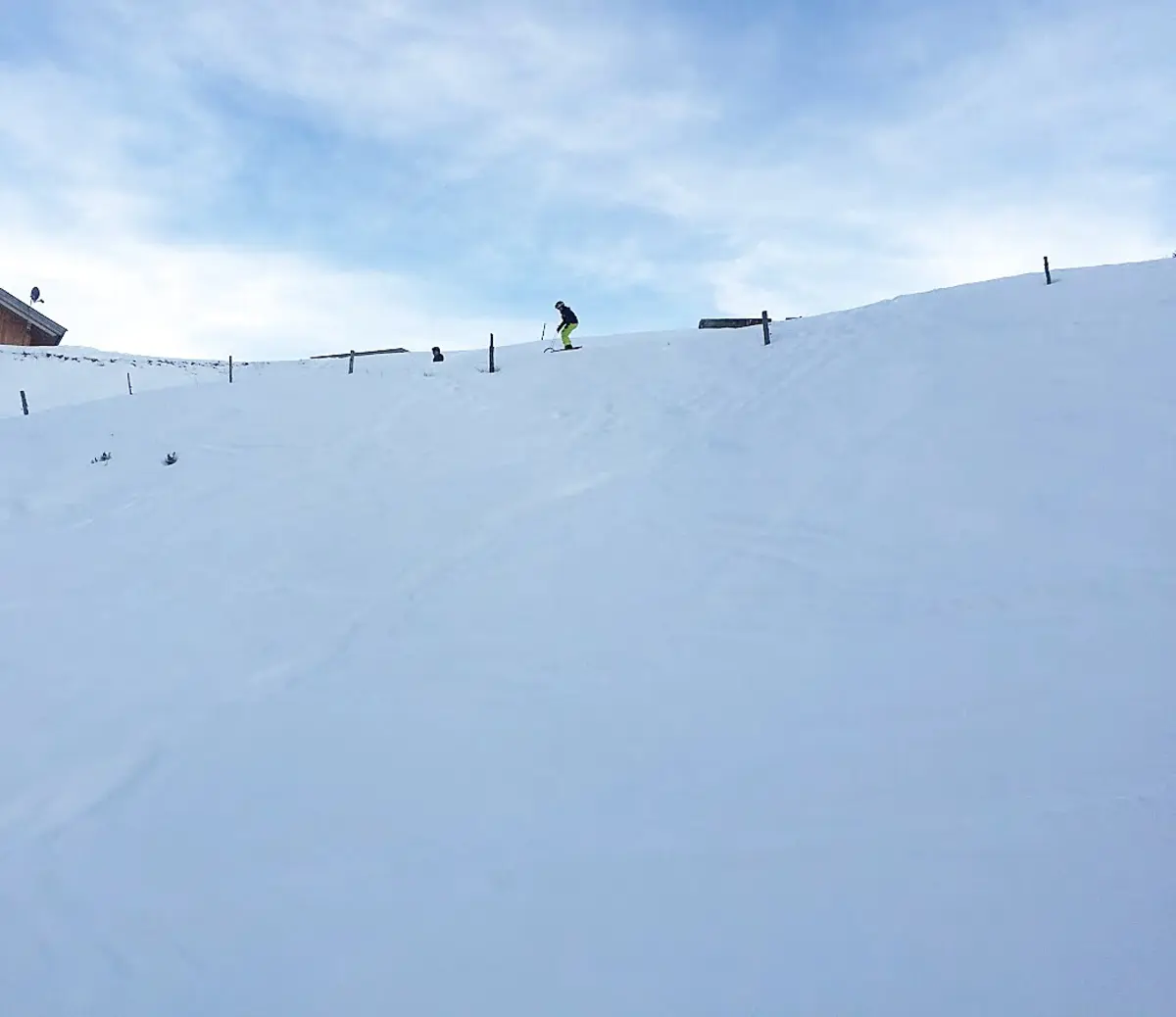 Snowboarder op een zonnige helling in Niederau