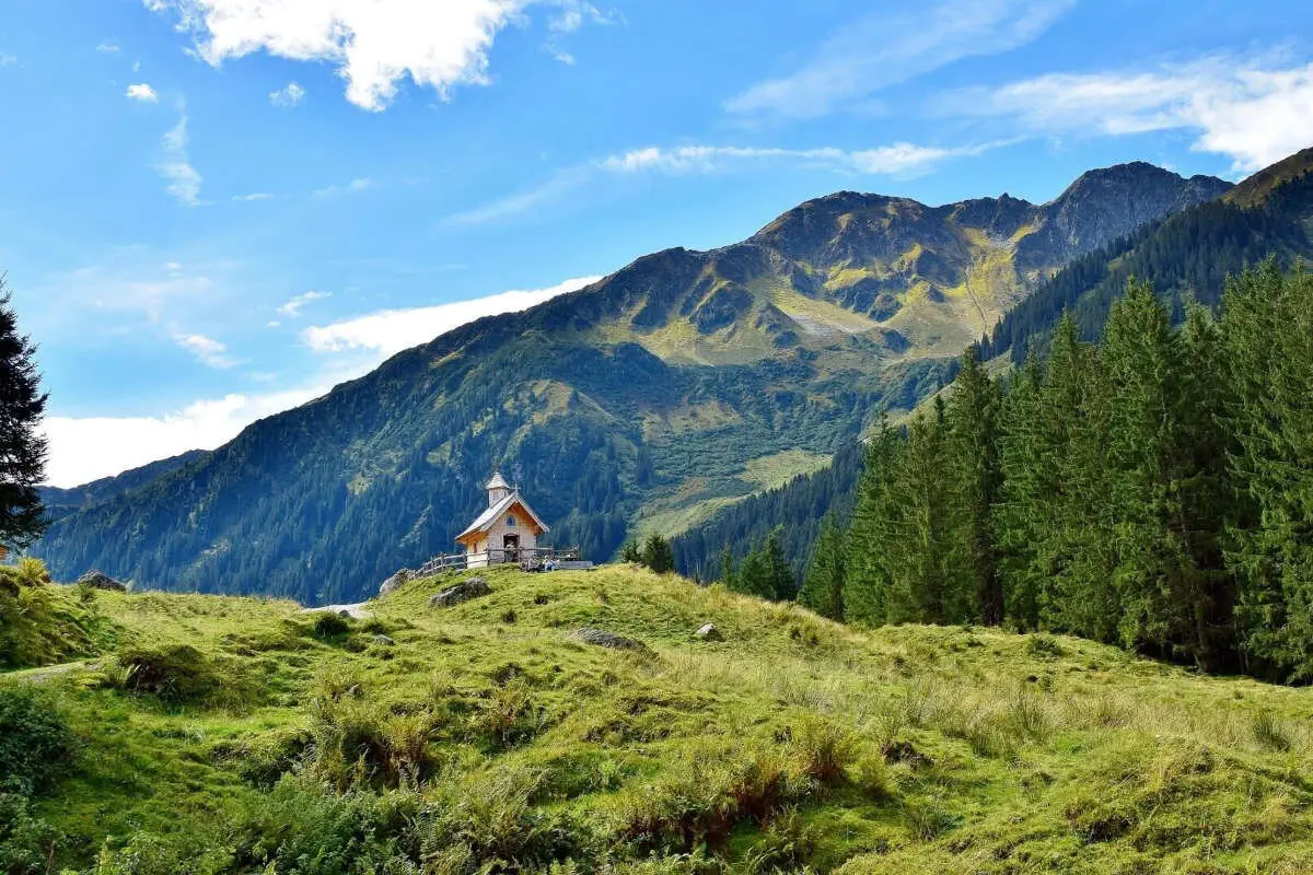 Kapel bij de Schönangeralm met bergpanorama in de zomer