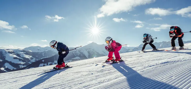 Gezin skiet in Ski Juwel Alpbachtal Wildschönau