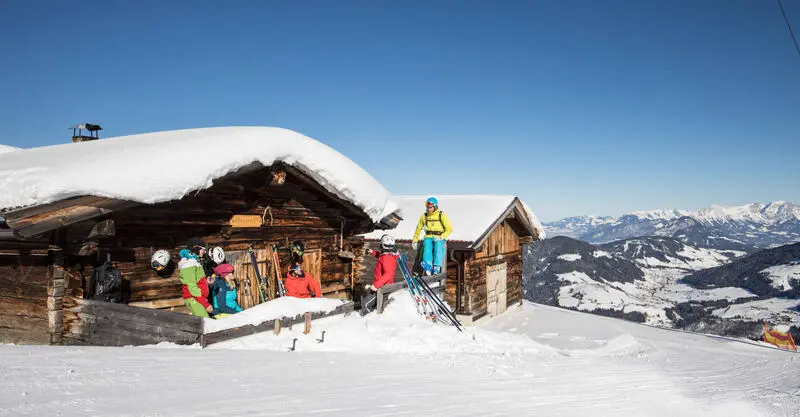 Pauze op een zonnig terras in het skigebied