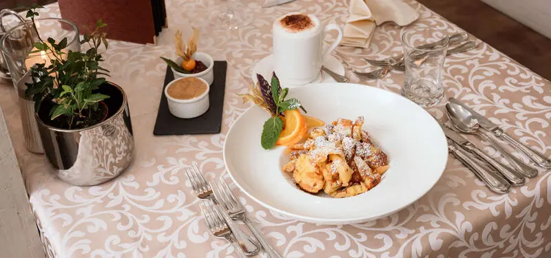 Kaiserschmarrn met poedersuiker en vruchtencompote