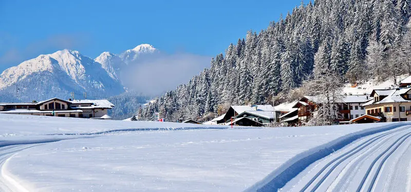 Langlaufloipe door het besneeuwde dal van de Wildschönau