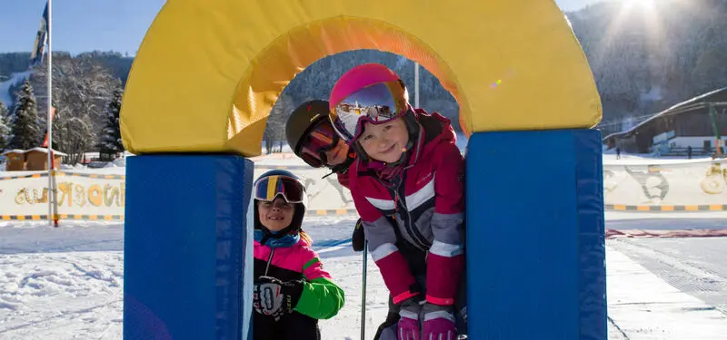 Kinderen leren skiën in de Wildschönau