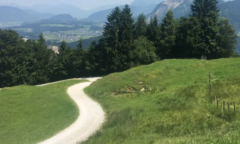 Breed wandelpad over een bergweide in de Wildschönau
