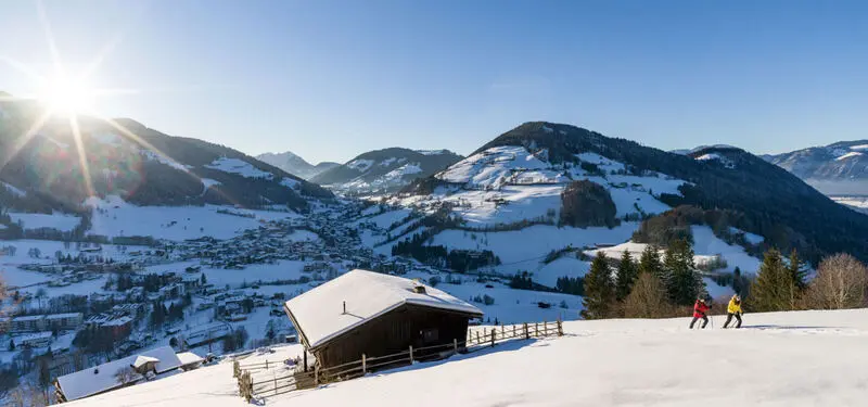 Winterwandelaars in de zon boven het dal van de Wildschönau